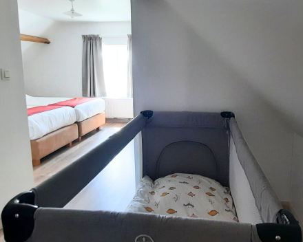 Vakantiewoning 6 persSlaapkamer verdieping rechts met babybed