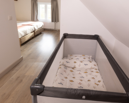 slaapkamer 3 met babybed op 1e verdieping