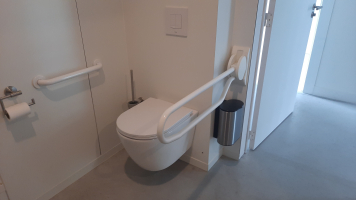 Toilet met 2 beugels